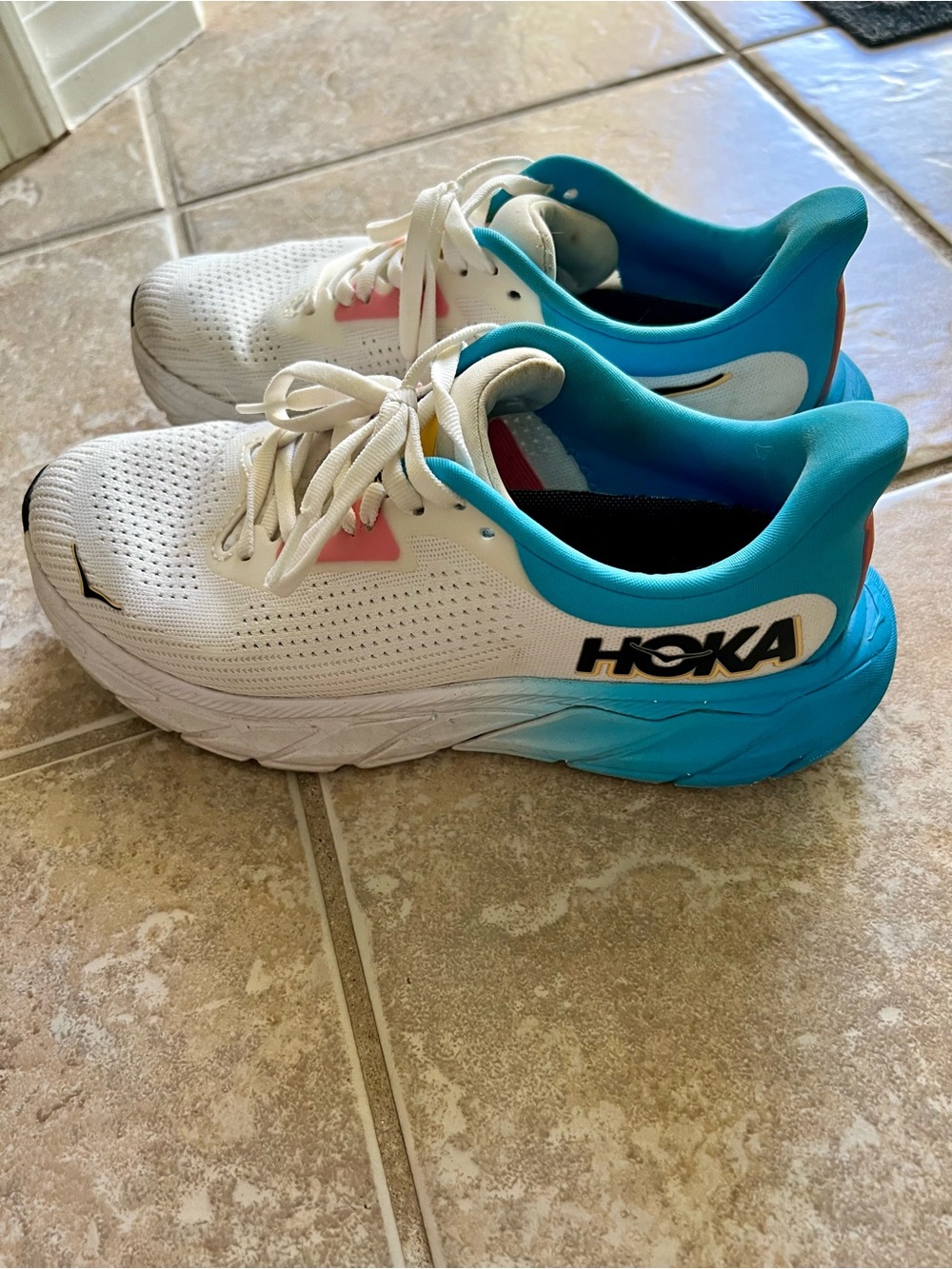 HOKA white & Blue Arahi 7 Running Shoes—great condition!